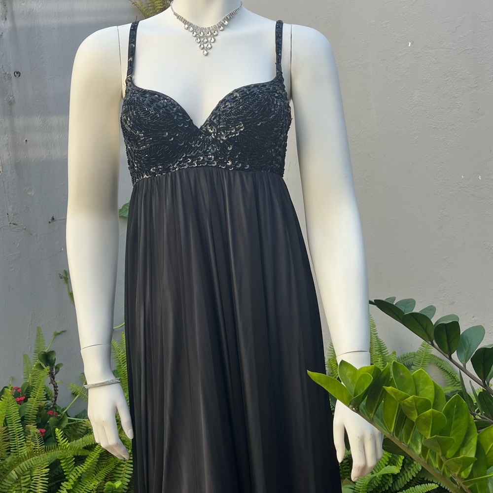 Vintage. Ideal for a formal event or for a prom. Worn once. Excellent condition.